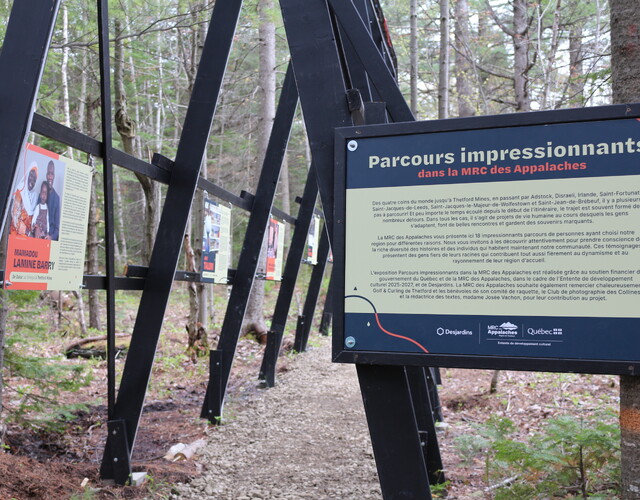 Parcours impressionnants : une exposition de photo en plein air qui célèbre les récits migratoires dans la MRC des Appalaches